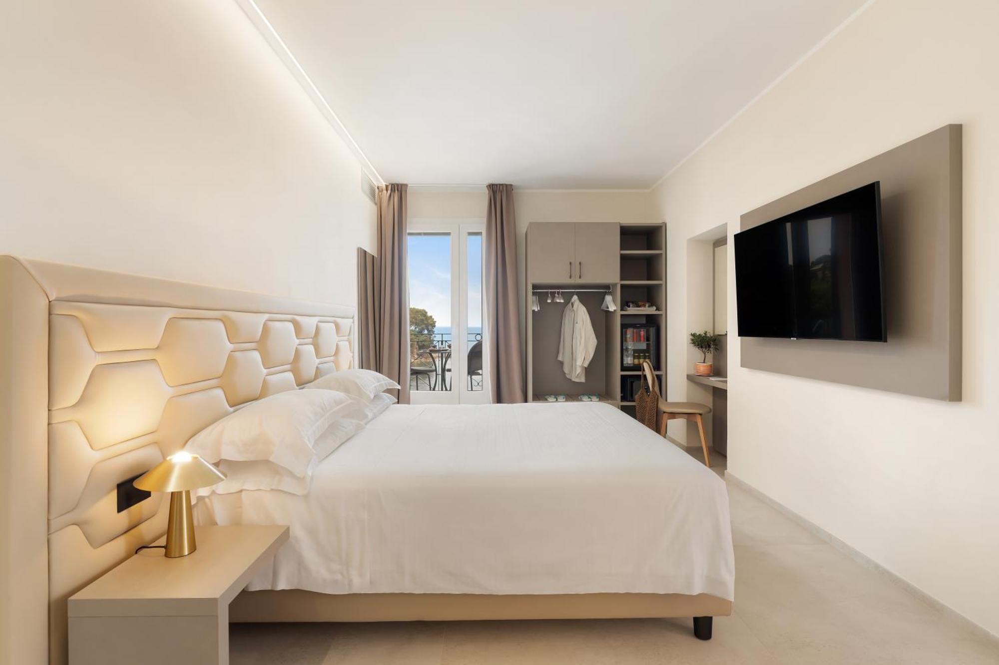 Domizia Hotel 4*