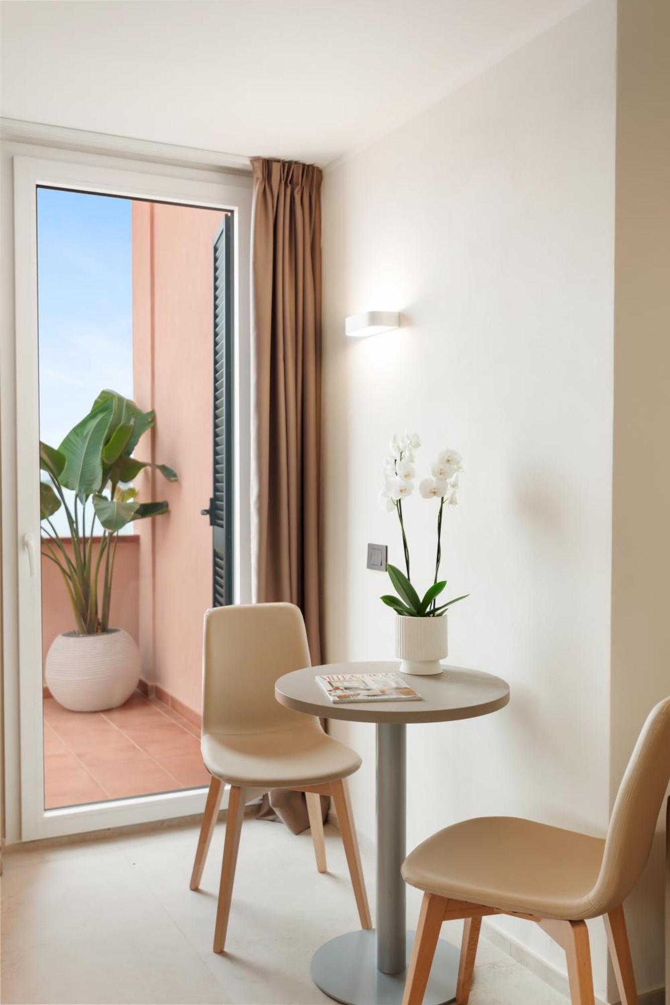 Hotel Domizia 4*