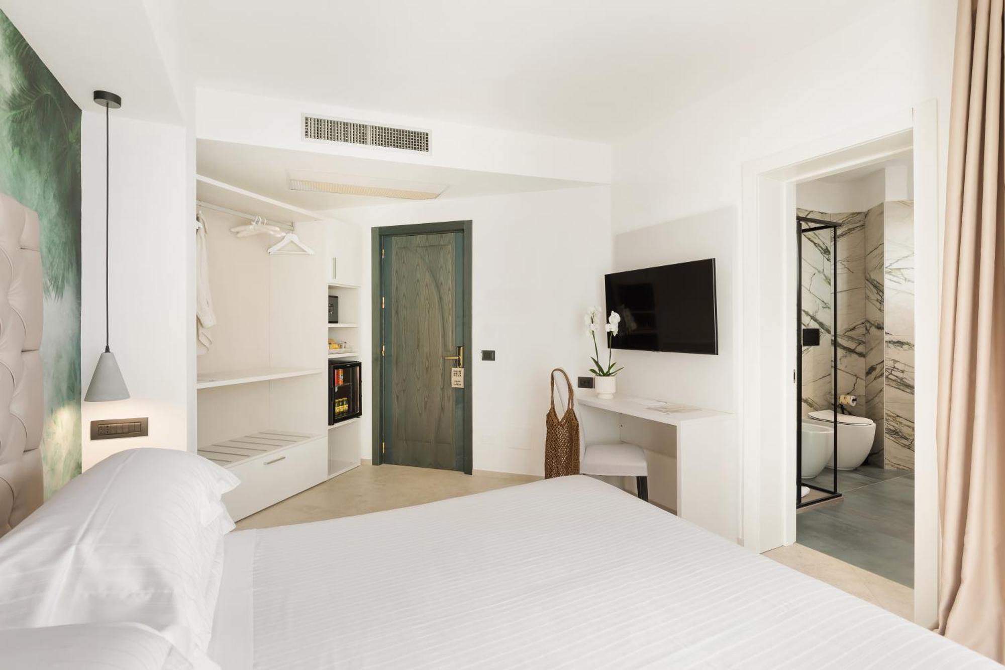 Domizia Hotel