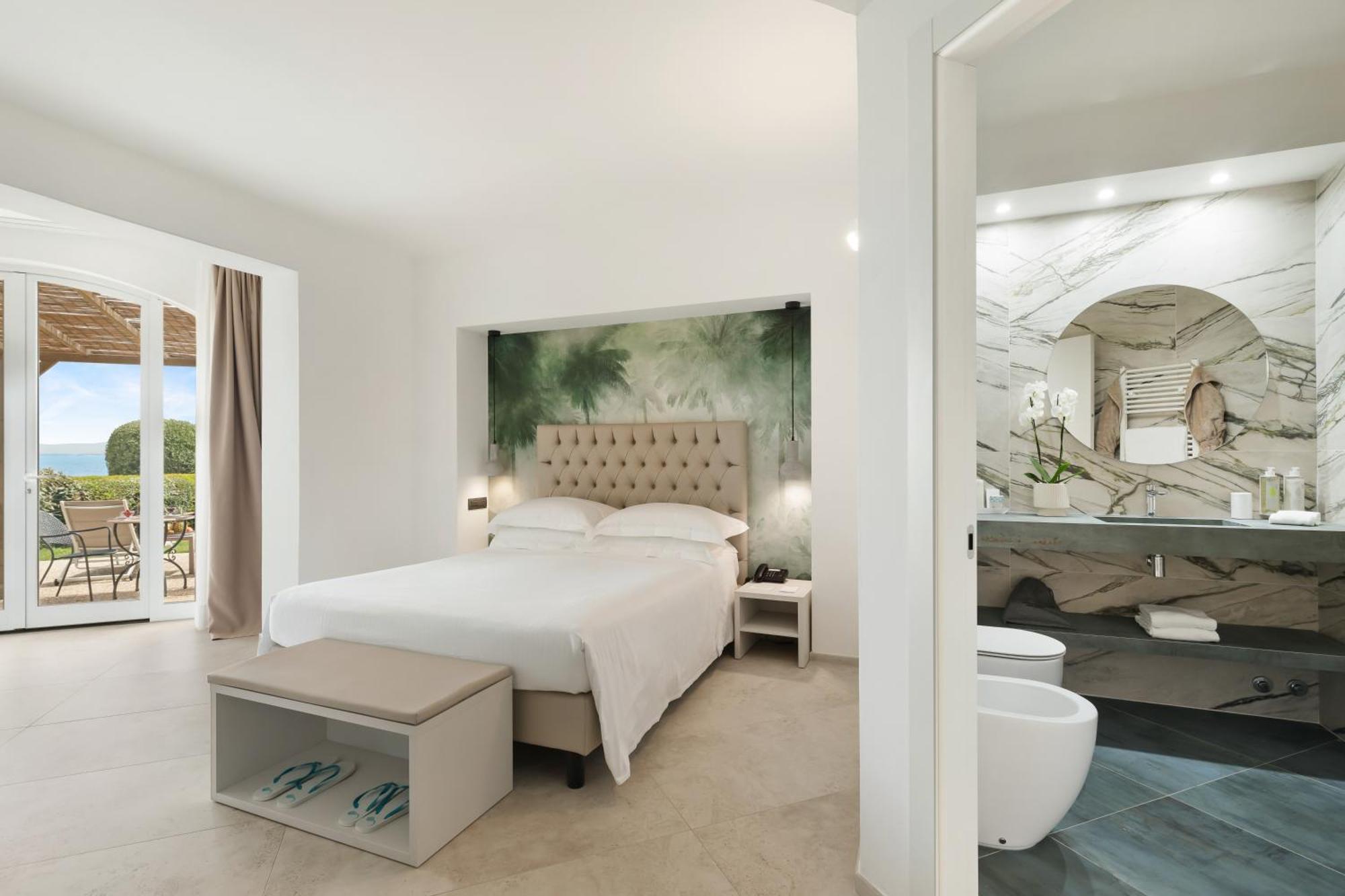 Domizia Hotel 4*