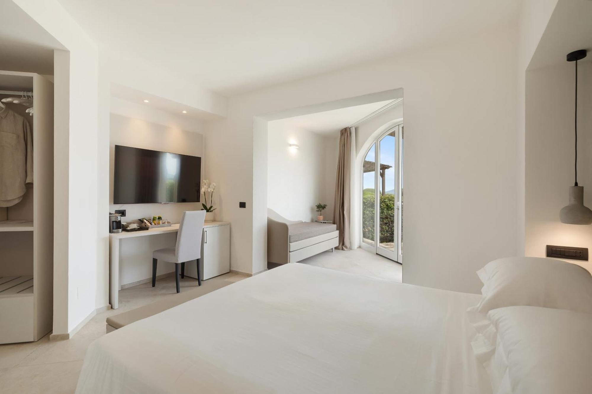 Hotel Domizia 4*