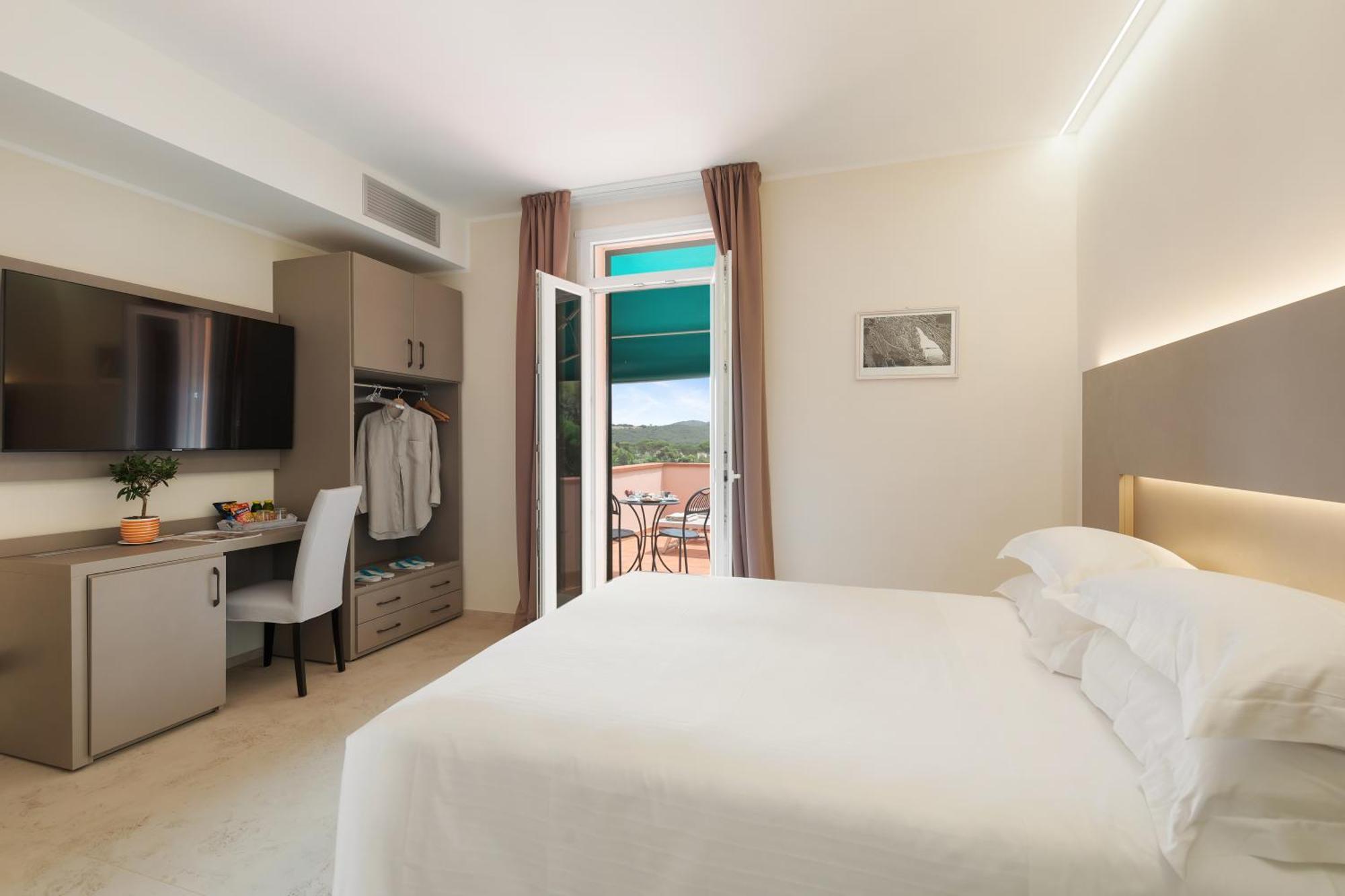 Hotel Domizia 4*