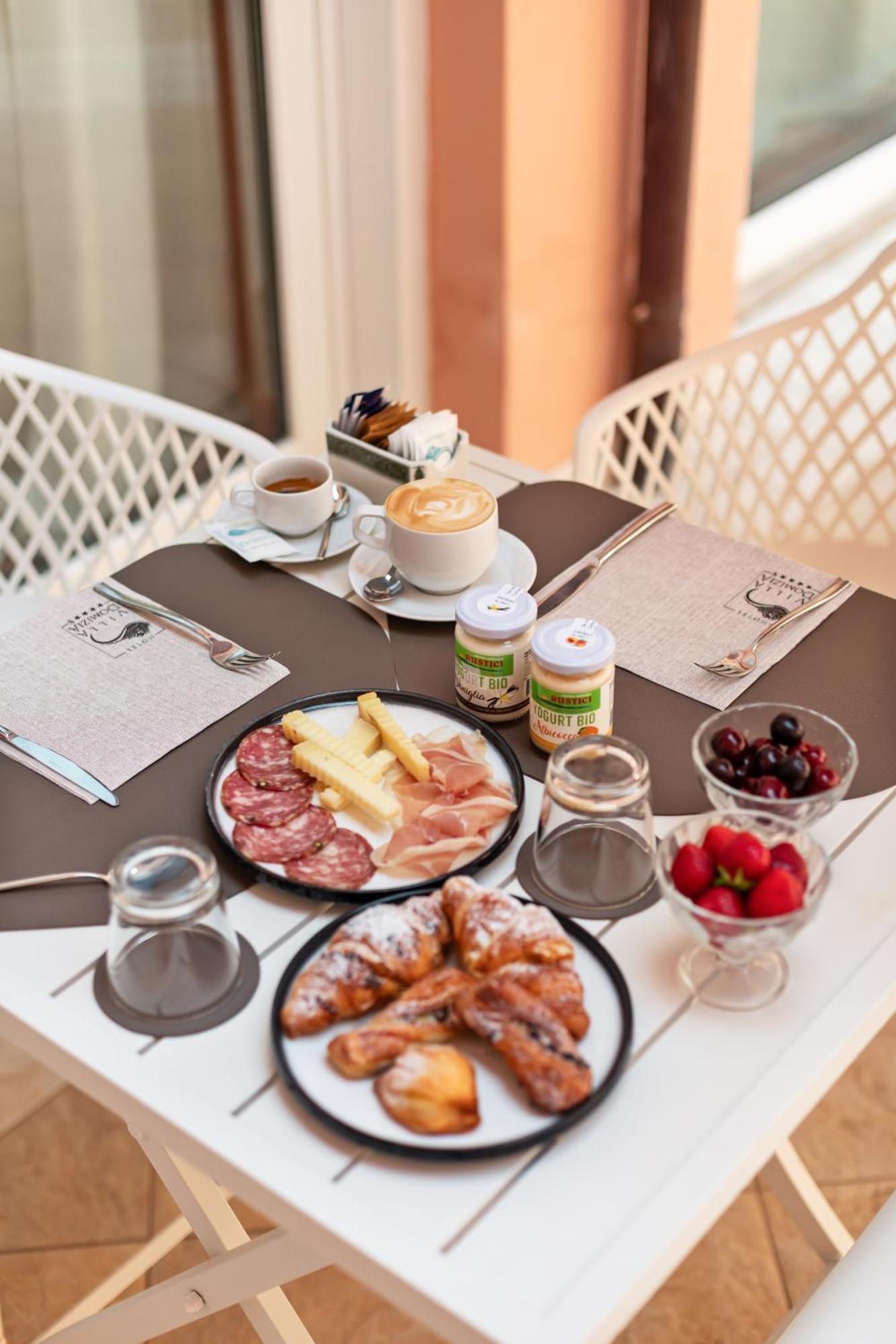 Hotel Domizia 4*